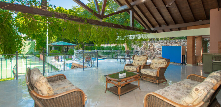 VENDO CASA DE LUJO EN MBURUCUYA