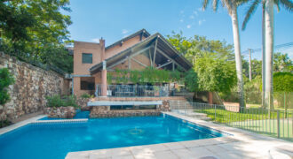 VENDO CASA DE LUJO EN MBURUCUYA