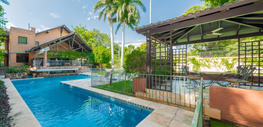 VENDO CASA DE LUJO EN MBURUCUYA