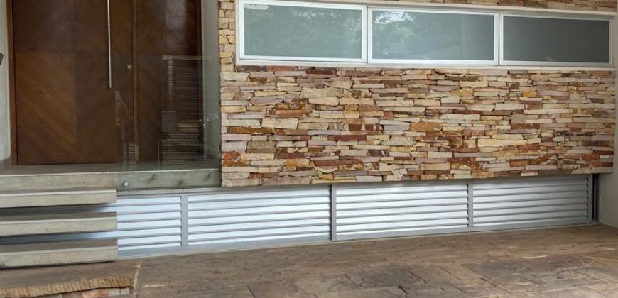 Alquilo tríplex en barrio Mburukuya