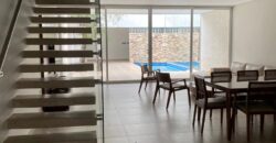 Alquilo tríplex en barrio Mburukuya