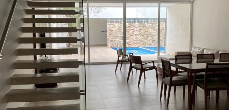 Alquilo tríplex en barrio Mburukuya